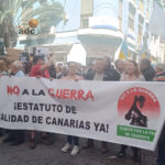 VídeoNoticia.-Cientos de manifestantes por la paz y la neutralidad para Canarias frente al parlamento regional