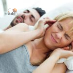 Young woman who can not sleep because her husband snores.