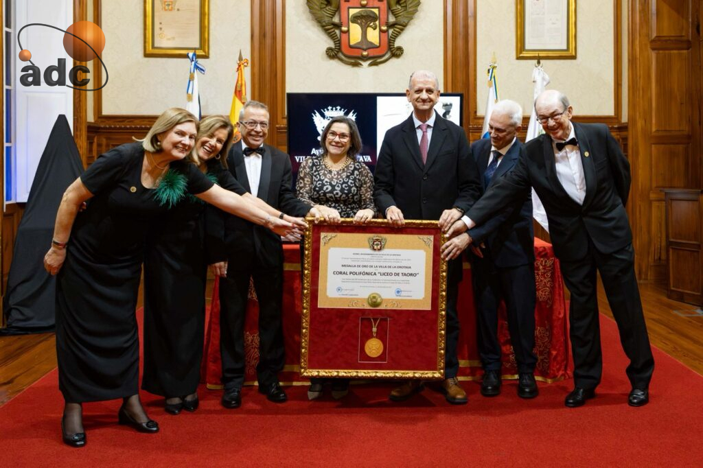 medalla de oro a la coral alcalde, presidenta Liceo y directivo Coral