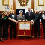 medalla de oro a la coral alcalde, presidenta Liceo y directivo Coral