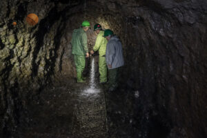 P Surgencia de agua en un taladro en el frente de una galería de La Palma