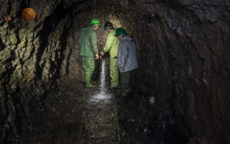 P Surgencia de agua en un taladro en el frente de una galería de La Palma